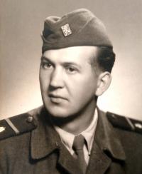 Manžel Ján Otčenáš - fotografia z čias vojenskej služby v útvaroch PTP (1952)