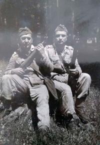 Manžel Ján Otčenáš (vľavo) - fotografia z čias vojenskej služby v útvaroch PTP (1952)