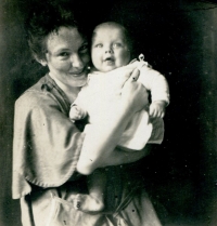 Pamětníkova babička Marie Konůpková (roz. Dadáková) se synem Jiřím, pamětníkovým otcem, cca 1920 