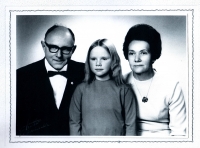 Uncle Kara Valsson with his daughter Ella and his wife Ragna, early 70's