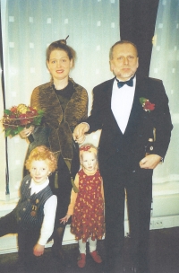 The witness's wedding with Line With, in the foreground their children Gabriel (born 1995) and Anna Marie (born 1997), 2001