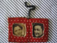 ručně šitý medailonek s portréty matky a sestry, zavražděnými v Osvětimi
