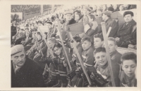 Žákovský turnaj na staré Štvanici v Praze, cca 1955, Richard druhý zprava dole, tatínek Eduard nalevo v čepici
