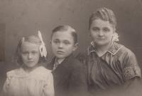 Sourozenci Novákovi (zleva): Emma (teta pamětnice), Ctibor (strýc pamětnice) a Zdena (maminka pamětnice), 1915- těsně před odjezdem Leopolda Nováka na frontu
