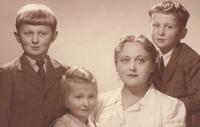 Zleva: Ctirad, Zdena, maminka a Josef Mašínovi, 1941