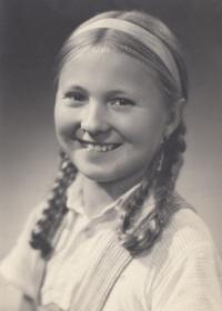 Zdena Mašínová as a child, September 1945, Poděbrady