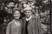 S babičkou Emmou Novákovou, Praha Barrandov, 1959